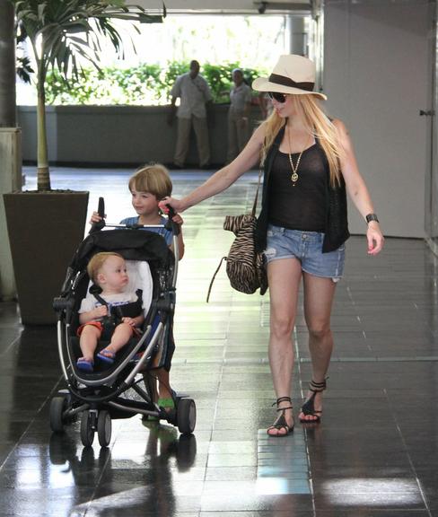 Noah e Guy passeiam com a mãe, Danielle Winits, em shopping carioca