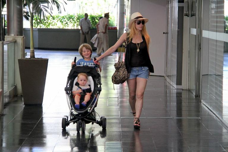 Noah e Guy passeiam com a mãe, Danielle Winits, em shopping carioca