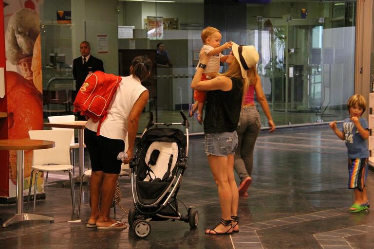 Noah e Guy passeiam com a mãe, Danielle Winits, em shopping carioca