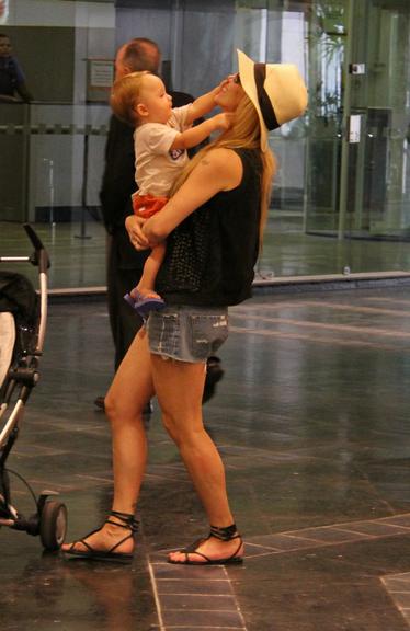 Noah e Guy passeiam com a mãe, Danielle Winits, em shopping carioca