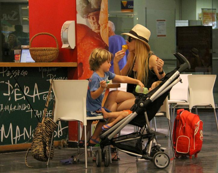 Noah e Guy passeiam com a mãe, Danielle Winits, em shopping carioca