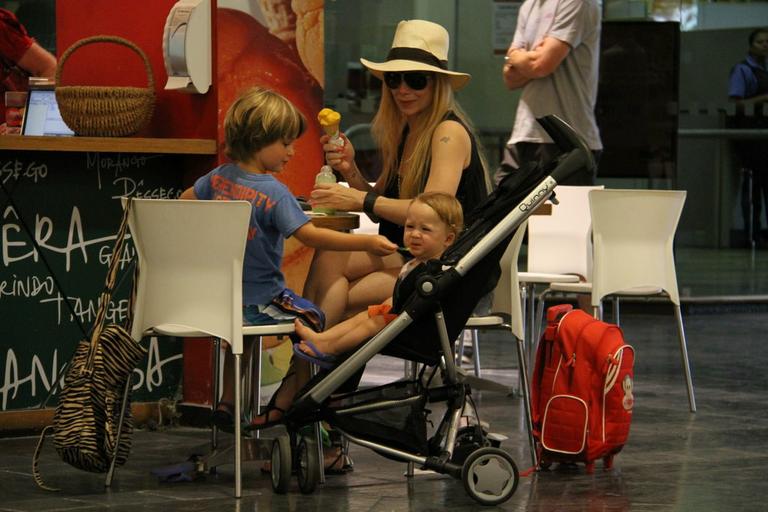 Noah e Guy passeiam com a mãe, Danielle Winits, em shopping carioca