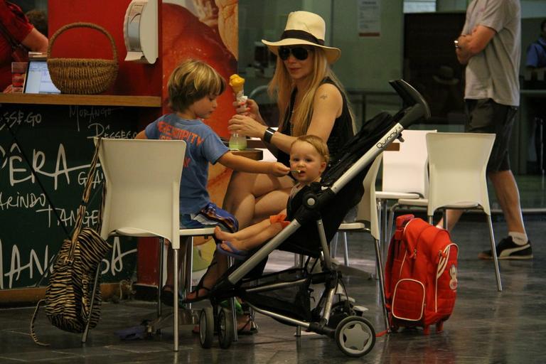 Noah e Guy passeiam com a mãe, Danielle Winits, em shopping carioca