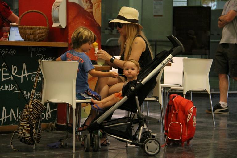 Noah e Guy passeiam com a mãe, Danielle Winits, em shopping carioca