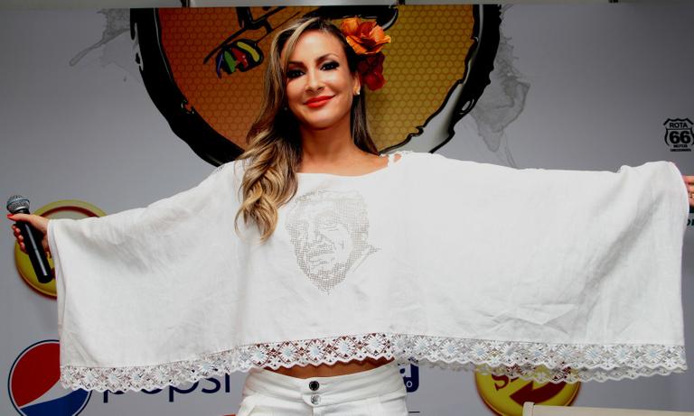 Claudia Leitte canta na abertura do Festival de Verão de Salvador