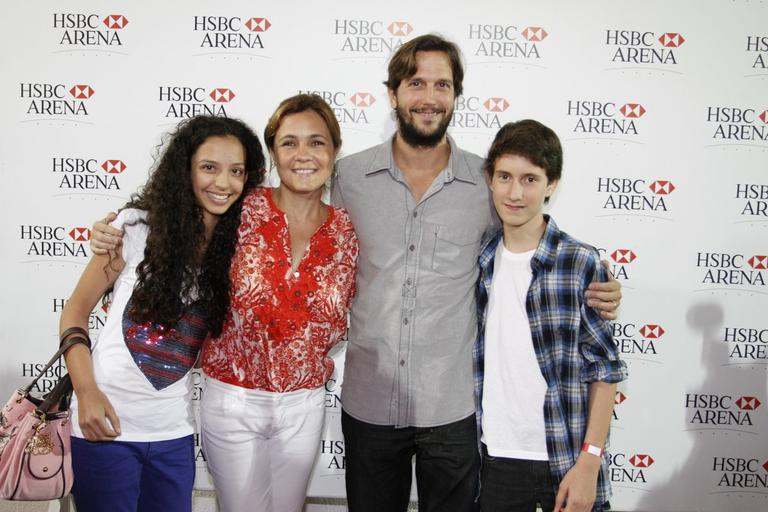 Adriana Esteves e Vladimir Brichta com os filhos Agnes e Felipe