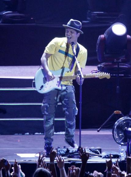 Com a camisa da seleção brasileira, Bruno Mars agita noite no Rio