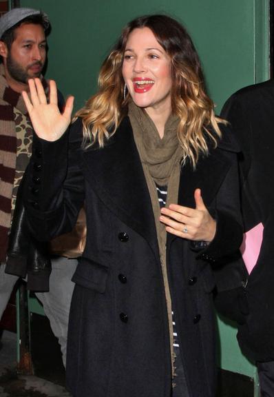 Drew Barrymore aparece com aliança de noivado em Nova York