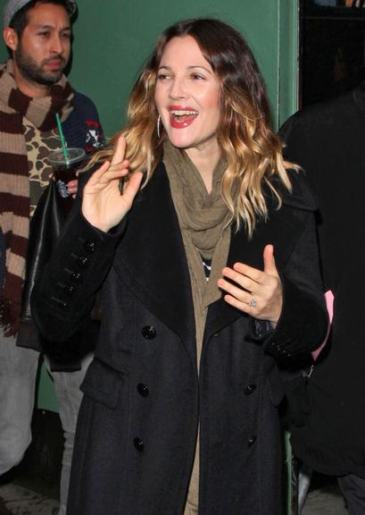 Drew Barrymore aparece com aliança de noivado em Nova York