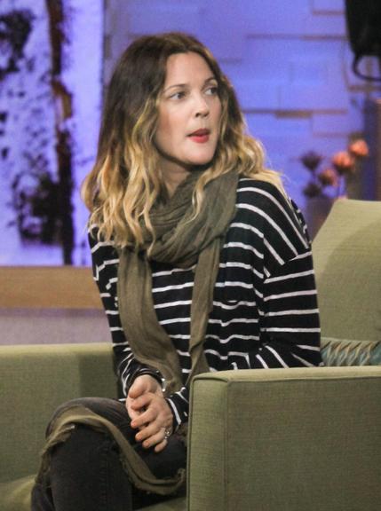 Drew Barrymore aparece com aliança de noivado em Nova York