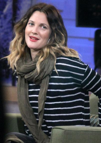 Drew Barrymore aparece com aliança de noivado em Nova York