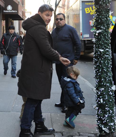 Ricky Martin passeia com o filho Matteo Martin em Nova York