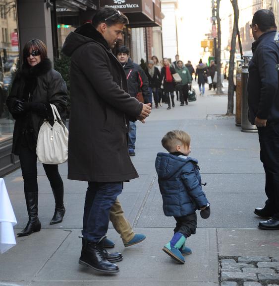 Ricky Martin passeia com o filho Matteo Martin em Nova York