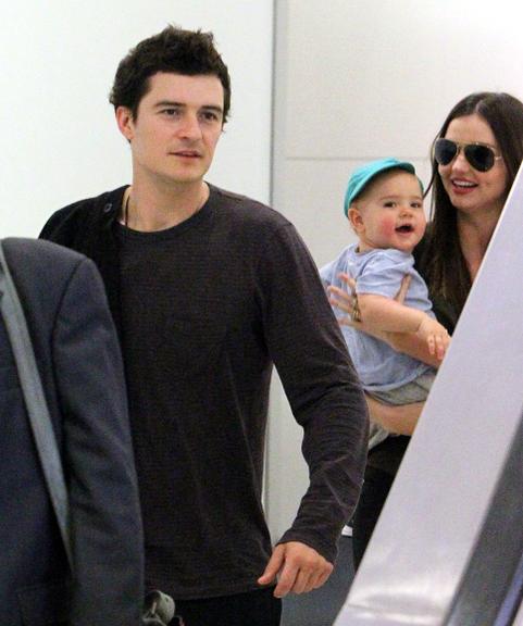 Orlando Bloom e Miranda Kerr desembarcam na Austrália com o pequeno Flynn nos braços