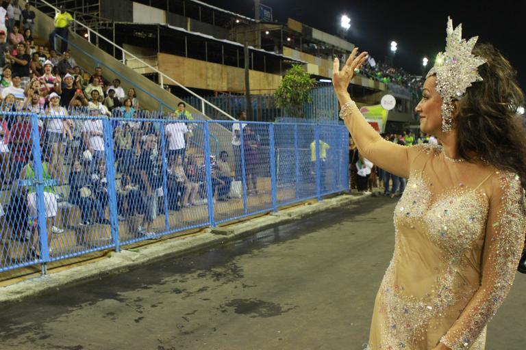 Luiza Brunet brilha em ensaio técnico da Imperatriz Leopoldinense