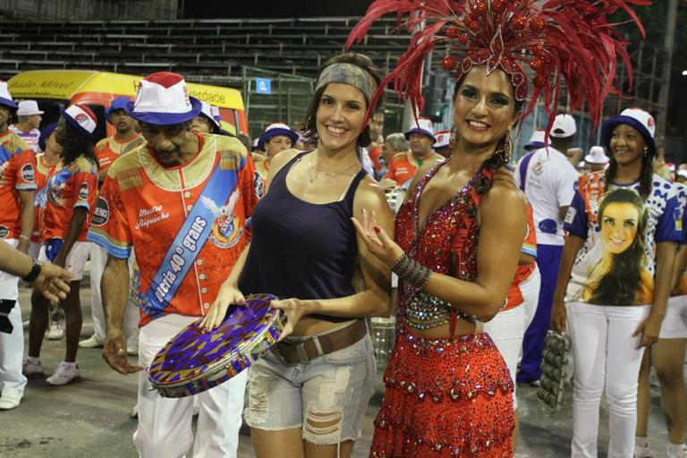 Deborah Secco acompanha ensaio da União da Ilha na Sapucaí