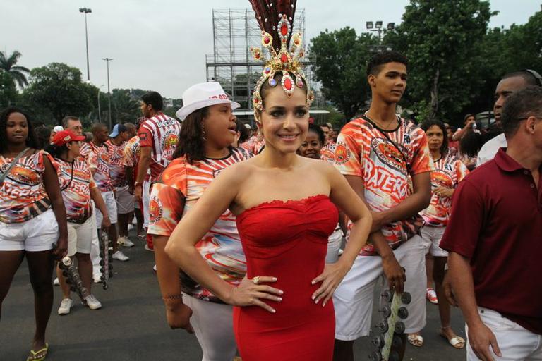 Monique Alfradique samba ao som da Viradouro