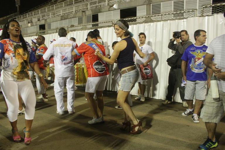 Deborah Secco arrisca passos de samba na Sapucaí