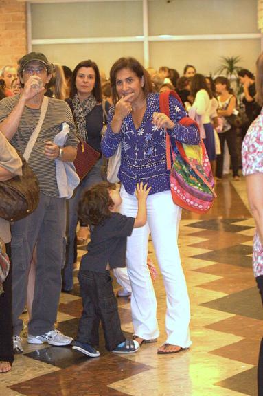 Totia Meireles na fila do cinema com o marido, Jaime Rabacov, e o netinho Santiago