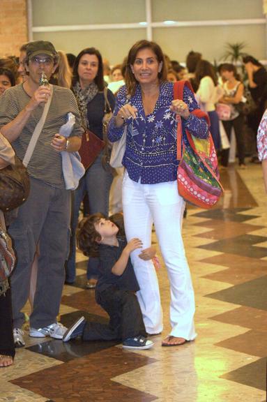 Totia Meirelles na fila do cinema com o marido, Jaime Rabacov, e o netinho Santiago