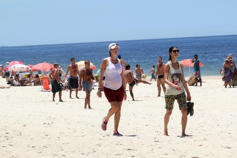 Luana Piovani se refresca após caminhada na praia