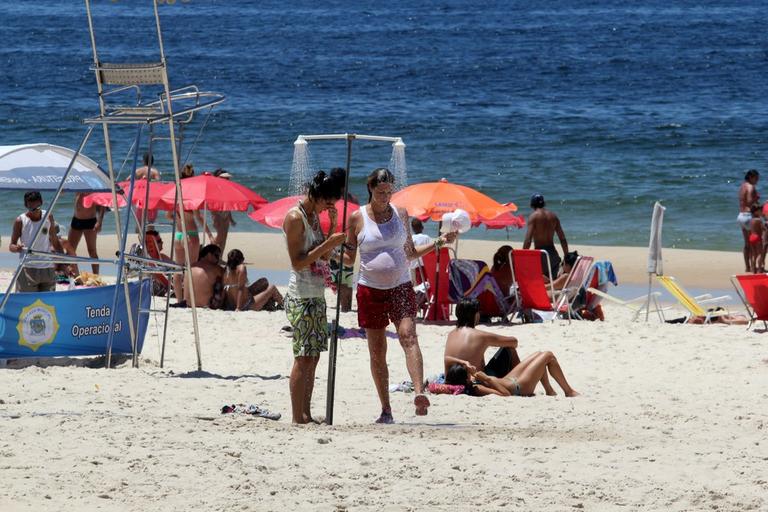 Luana Piovani se refresca após caminhada na praia