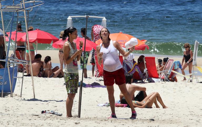 Luana Piovani se refresca após caminhada na praia