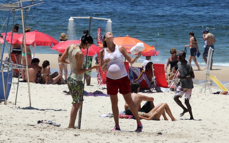 Luana Piovani se refresca após caminhada na praia