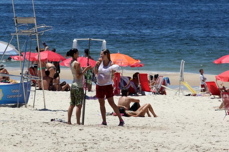 Luana Piovani se refresca após caminhada na praia