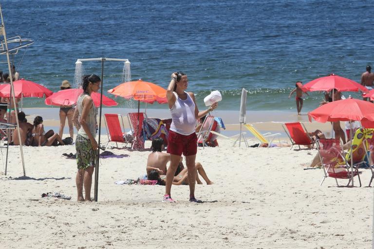 Luana Piovani se refresca após caminhada na praia