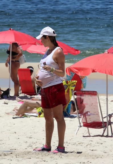 Luana Piovani se refresca após caminhada na praia