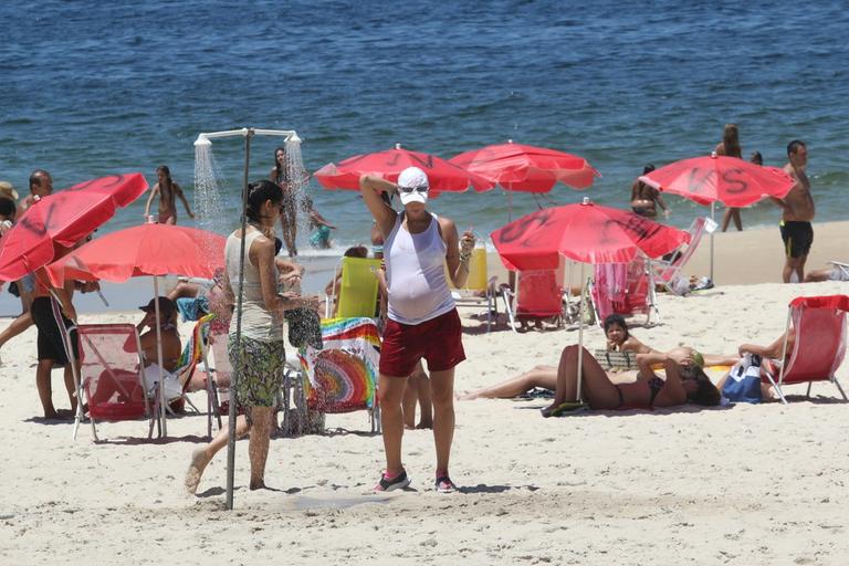 Luana Piovani se refresca após caminhada na praia