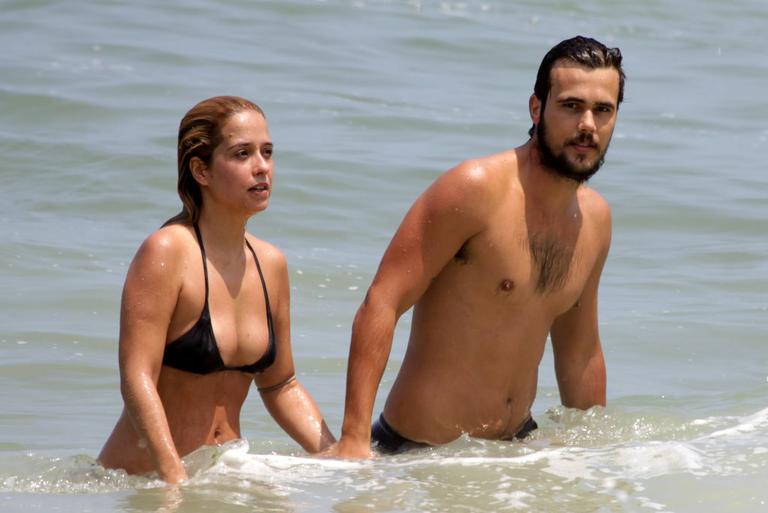 Paloma Duarte e Bruno Ferrari em dia na praia