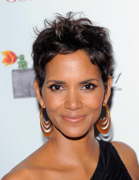 Halle Berry: ela mistura pó de café com sabonete líquido para esfregar com força na pele, pois acredita que a cafeína pode ajudar contra celulite. 