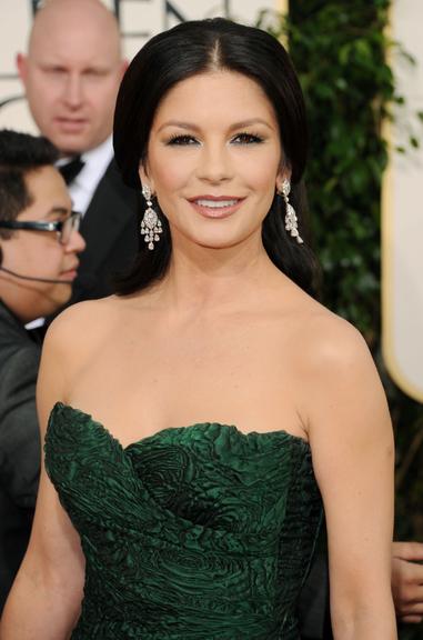 Catherine Zeta-Jones: a atriz tem vários truques, como passar óleo de mamona no cabelo, escovar os dentes com morango, que supostamente ajuda a deixá-los mais brancos. 