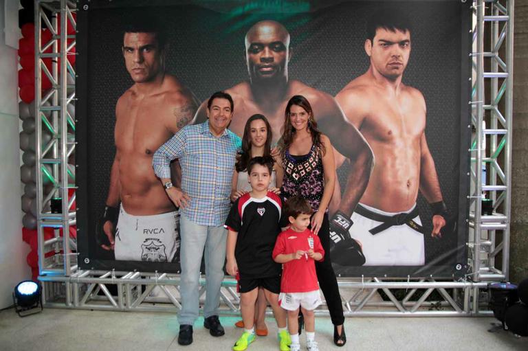 Faustão com os filhos Lara, João Guilherme e Rodrigo e a esposa Luciana Cardoso