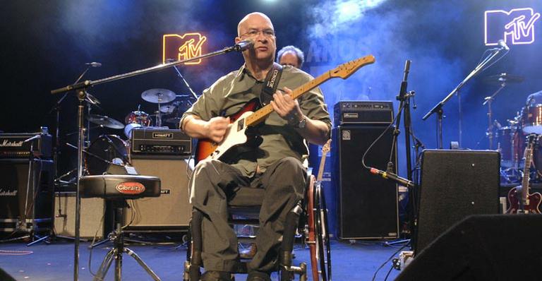 Herbert Vianna, vocalista do grupo Os Paralamas do Sucesso, sobrevoava Angra dos Reis de ultraleve, na companhia da esposa quando caiu tentando realizar um looping. Ela morreu e ele ficou paraplégico 