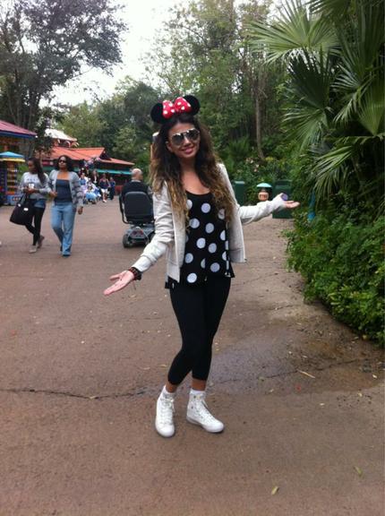 Paula Fernandes posa de Minnie Mouse durante passeio pela Disney