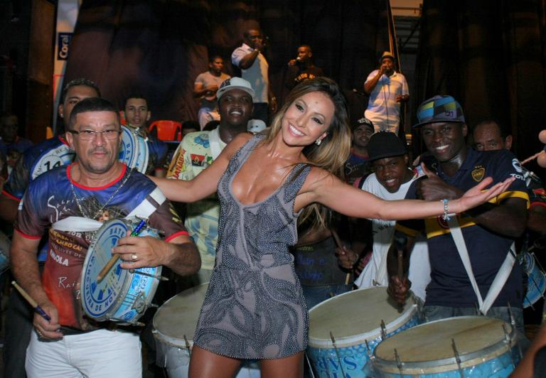 Sabrina Sato samba em sua festa de aniversário na quadra da Vila Isabel