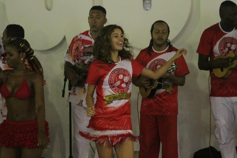 Sophie Charlotte aproveita para sambar com o samba do Salgueiro