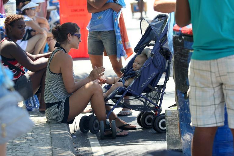 Priscila Fantin passeia com o filho, Romeo