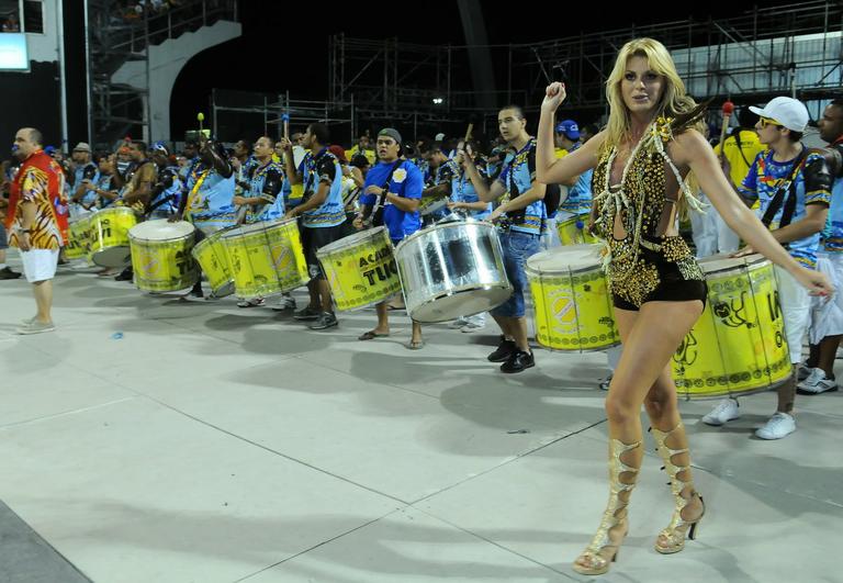 Carol Bittencourt defendendo o samba da Acadêmicos do Tucuruvi