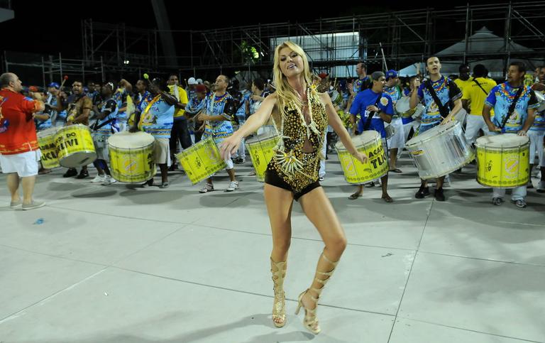 Carol Bittencourt defendendo o samba da Acadêmicos do Tucuruvi