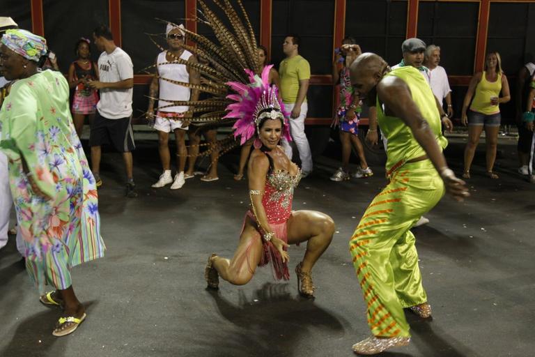 Scheila Carvalho dedicada em ensaio técnico da Mangueira