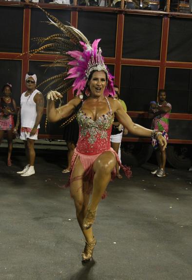 Scheila Carvalho dedicada em ensaio técnico da Mangueira