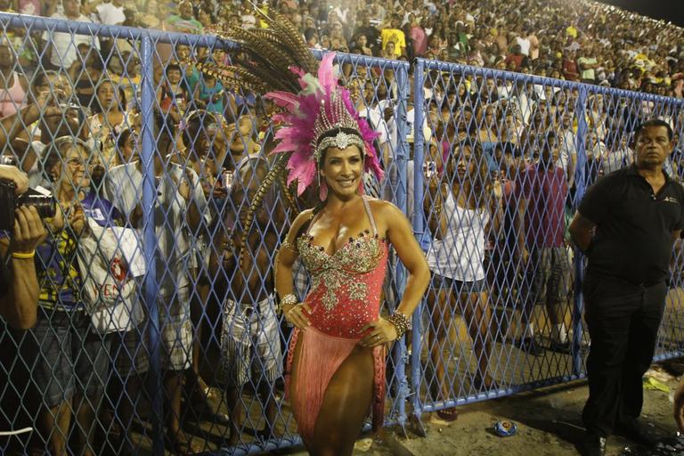 Scheila Carvalho dedicada em ensaio técnico da Mangueira