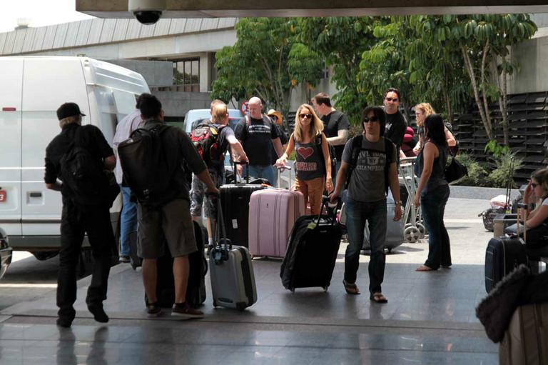 Selena Gomez e sua equipe no aeroporto do Congonhas, em São Paulo 