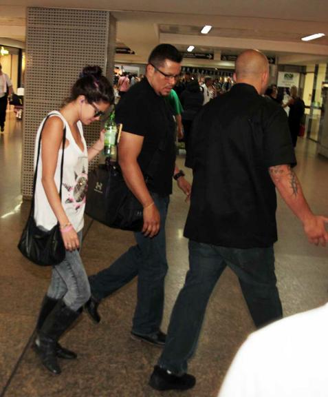 Selena Gomez e sua equipe no aeroporto do Congonhas, em São Paulo 