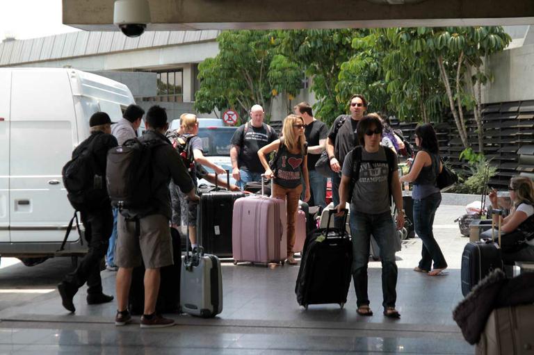 Selena Gomez e sua equipe no aeroporto do Congonhas, em São Paulo 