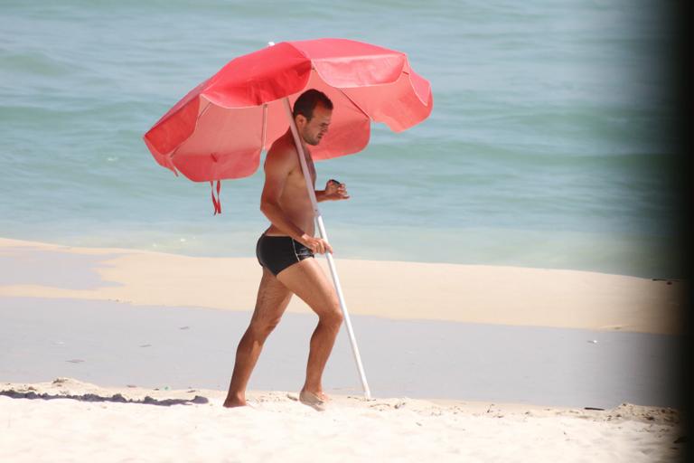 Roger Flores em praia no Rio de Janeiro